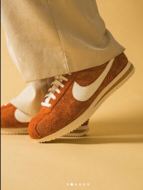 Nike Cortez Men’s Size 8 Orange Suede Retro Sneakers White Swoosh Classic Runnin